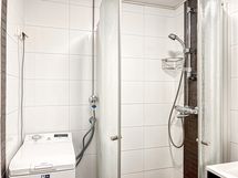 Kylpyhuoneessa on pyykinpesukone valmiina.