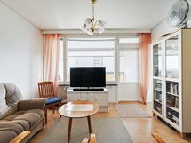 Tilava olohuone jatkuu parvekkeelle, keittiöön oikealta parvekkeen oven vierestä.