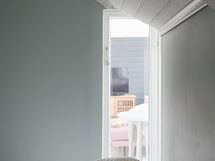 Viehättävä yksityiskohta, ikkuna makuutilasta olohuoneeseen.