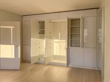 Makuhuoneessa on oma, tilava kaapisto.