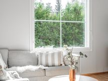 Ilmalämpöpumpun sisäyksikkö on olohuoneessa.
