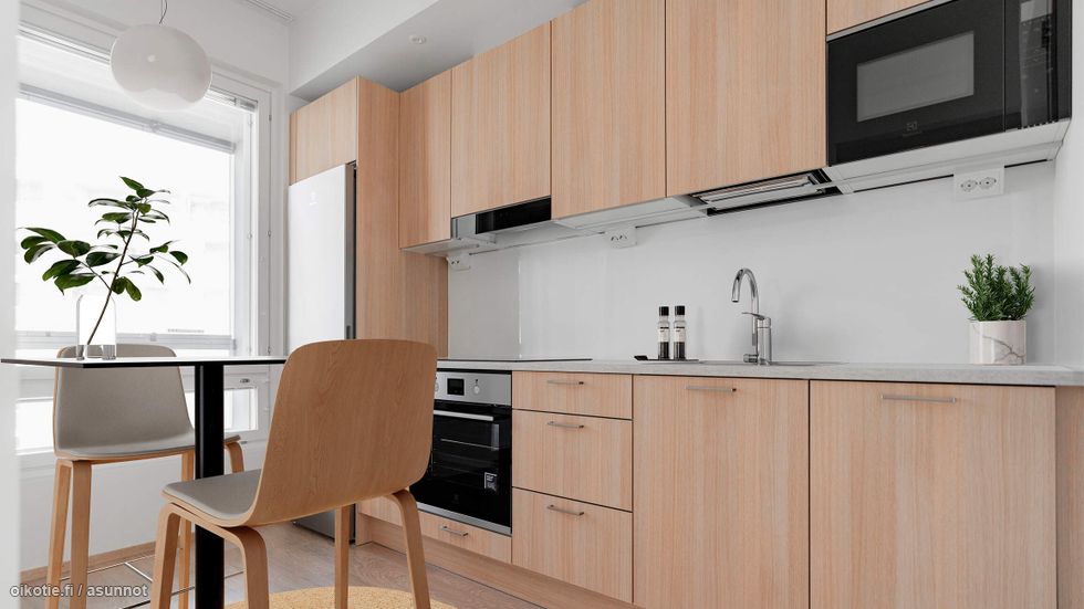 Digistailattu asunto A 17 - Puustellin vaalean tammen sävyiset kalusteet ja Electroluxin kodinkoneet viimeistelevät tyylikkään keittotilan.