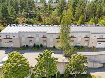 Julkisivu, takana ei heti muuta kuin luontoa