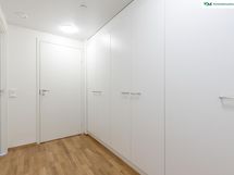 Tilava vaatehuone yläkerrassa