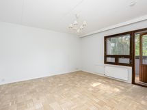 Avara olohuone. Huoneiston kaunis mosaiikkiparketti on hiottu  ja lakattu valkotammen sävyyn.