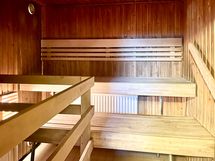 Taloyhtiön sauna, joka on siisti ja hyvän kokoinen.
