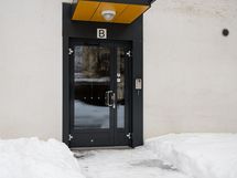 Tyylikäs sisäänkäynti käytävälle jossa kamerallinen ovipuhelin.