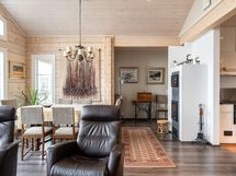 Olohuoneessa on myös varaava takka