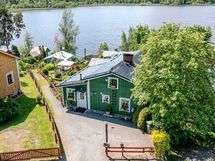 Näkymä Eskoraitilta kohti taloa ja pihaa