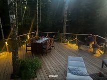 Huvimajan terassi iltavalaistuksessa