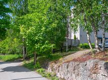 Taloyhtiön pihanpuolen julkisivua.