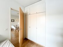 Huoneessa on myös kaapisto.