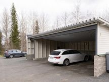 asuntoon kuuluu yksi autokatospaikka