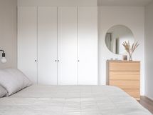 Myös makuuhuoneessa on runsaasti säilytystilaa.