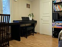 Yläkerran työhuone tai mh 4