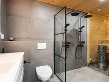 Makuuhuoneiden väliin jää kylpyhuone