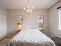 Keittiön vierestä on kulku päämakuuhuoneeseen