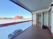 Näissä maisemissa kelpaa nauttia aamukahvit! Parvekkeen lattiassa on komposiittilaudoitus.