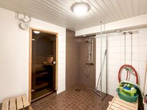 talousrakennuksen pesuhuone