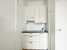 Avokeittiössä on jääkaappi-pakastin ja keraamiset liesilevyt sekä mikro. Uunia asunnossa ei ole.