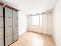 Molemmissa huoneissa on mukavasti kaappitilaa.