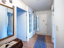 Näkymää ulko-ovelta huoneistoon.