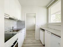 Läpikuljettava ikkunallinen keittokomero.