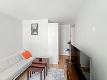 Tilava huone, jonka yhteydessä oleva vaatehuone tarjoaa runsaasti arvokasta säilytystilaa.