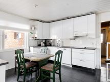 Keittiössä runsaasti laskutilaa