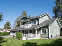 Tilava ja aurinkoinen piha