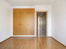 2. makuuhuoneen kaapisto