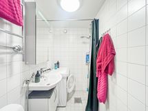 Kylpyhuoneessa on valmiiksi pyykinpesukone vuokralaisen käyttöön