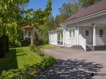 Talon edustalla on parkkitilaa.