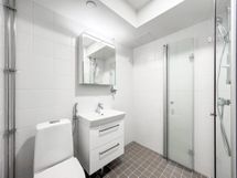 juuri putkiremontista valmistuneessa kylpyhuoneessa on pesukoneliitäntä