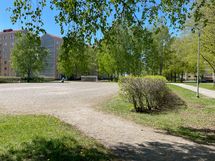 Alueella on hyvät ulkoilu ja urheilumaastot. Myös kuntosali lähellä.