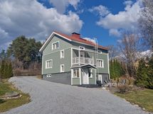 Julkisivu pihalta