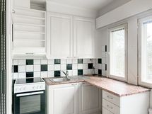 Asunnon perältä löytyy käytännöllinen, ikkunallinen keittonurkkaus, jossa tarvittavat kodinkoneet.