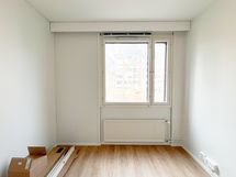 Makuuhuoneeseen mahtuu leveä vuode.