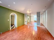 Tilava yksiö, jossa hyvin varustettu keittiö. Loistosijainti aivan keskustan palvelujen äärellä.