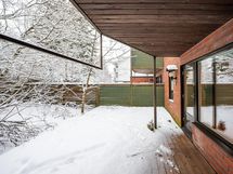 Olohuoneesta kuljetaan isolle, suojaisalle terassille.