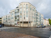 Etujulkisivu Lukiokadun ja Kasarmikadun risteyksestä