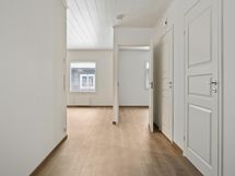 Eteisessä oikealle jäävät makuuhuoneet ja erillinen wc.