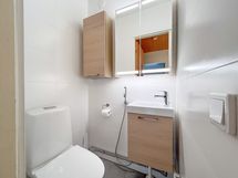 Yläkerran wc on uusittu.