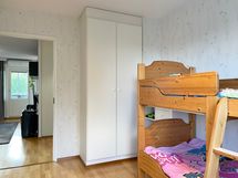 Makuuhuoneessa on kaapistot