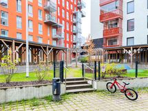 Taloyhtiössä on viihtyisä piha.