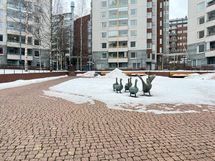 Piha-alue on suojaisa. Autolla pääsee vain lyhytaikaisesti talon eteen