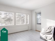 Olohuoneesta on kulku lasitetulle parvekkelle