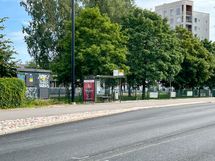 Bussipysäkki on aivan vieressä, samoin alueen erinomaiset lähipalvelut.
