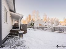 Takapiha on kokonaan aidattu