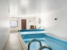 705 x 285 cm,  syvyys 140 - 185 cm